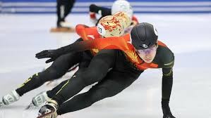 指针划过周六早晨10点，车链转动的声响撞碎薄雾。